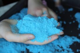 Legebyen.dk tilbyder sjov med Kinetic Sand for hele familien