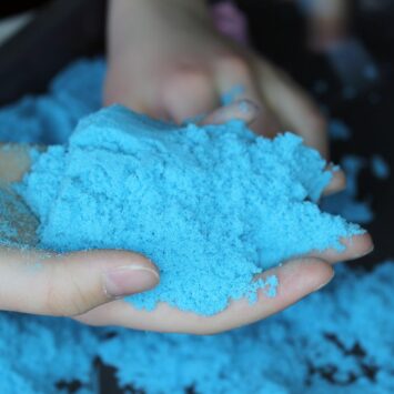 Legebyen.dk tilbyder sjov med Kinetic Sand for hele familien