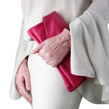 Læder handsker og læder skjorte forhandles hos DEPECHE.