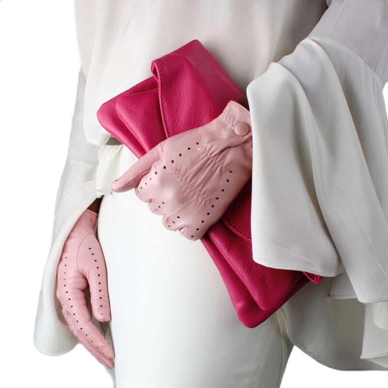 Læder handsker og læder skjorte forhandles hos DEPECHE.